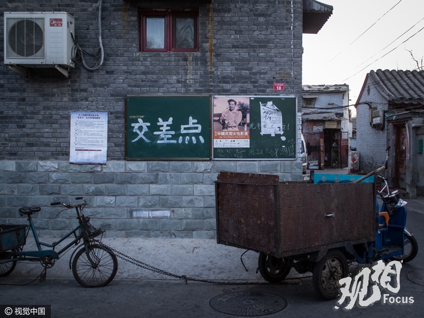 胡同现在似乎成了老北京故事里永恒的地标，这里是游客们了解北京的重要窗口，这里是京城人闲话家常最舒适的选择。胡同里的老年人多自备三轮车出行。