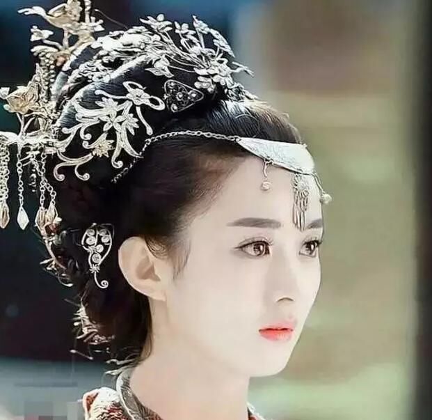 赵丽颖新剧未播先火 与男主相差12岁 网友:没眼