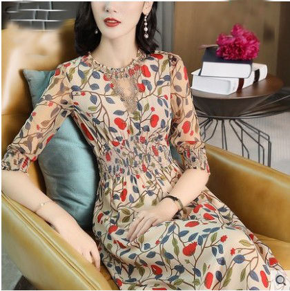 腰细胯宽的女子最迷人,穿5月的优雅碎花裙,尽