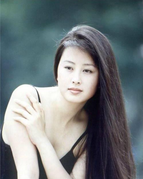 余小雪一夜成名 如今却要皈依莫门 余小雪一夜成名 如今却要皈依莫门