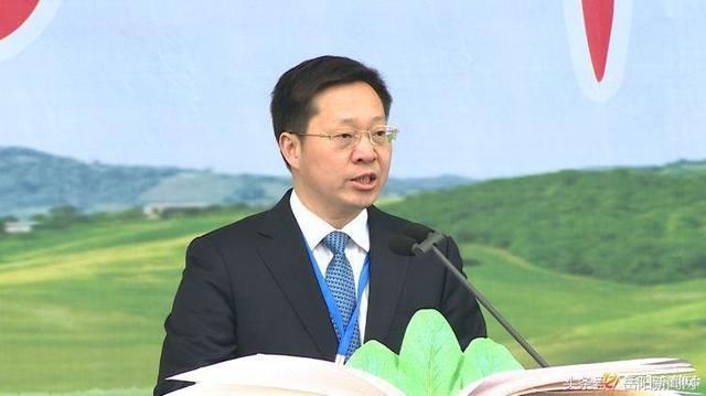 岳阳市人民政府副市长李激扬主持大会开幕式