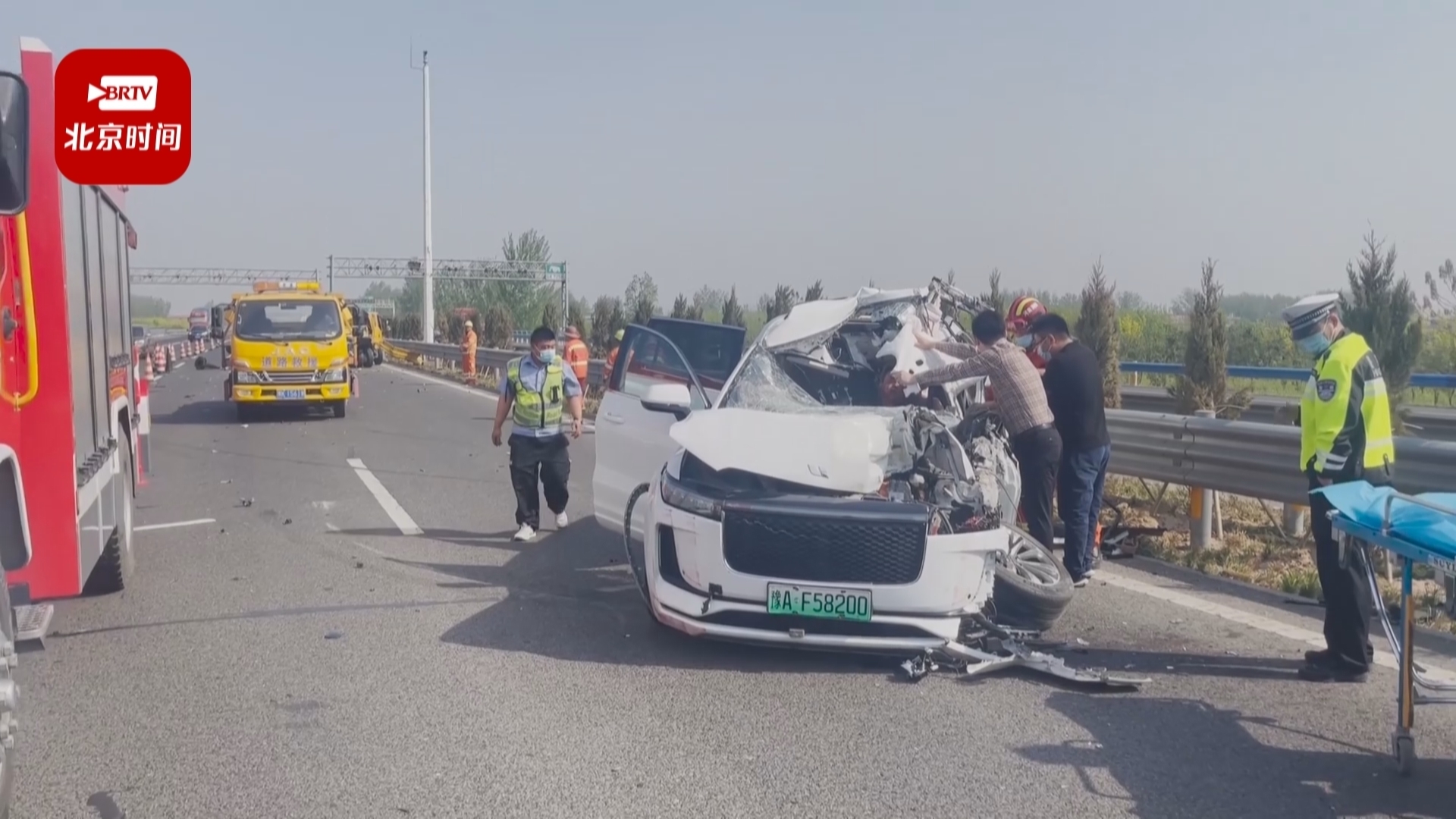 ​高速路上追尾施工车辆，谨记施工路段要减速