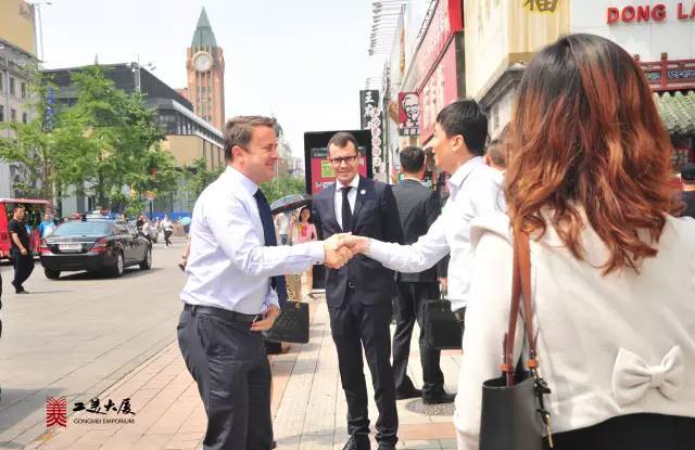 卢森堡首相访华不忘王府井购物，一身中式男装帅呆了！