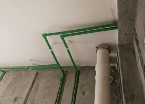 家里水电装修,师傅建议水管穿梁走顶,还说这样