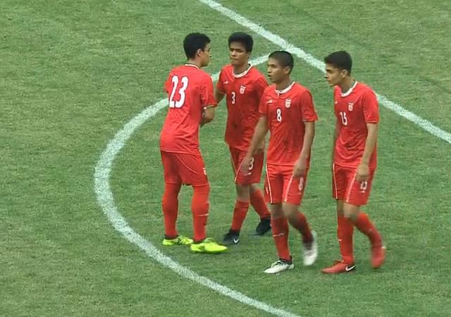 1比4!U17国足遭伊朗血洗,主教练曲波场边思考