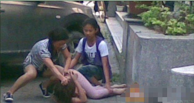 女子扒光小三衣服拍裸照:正室小三当街斗殴无