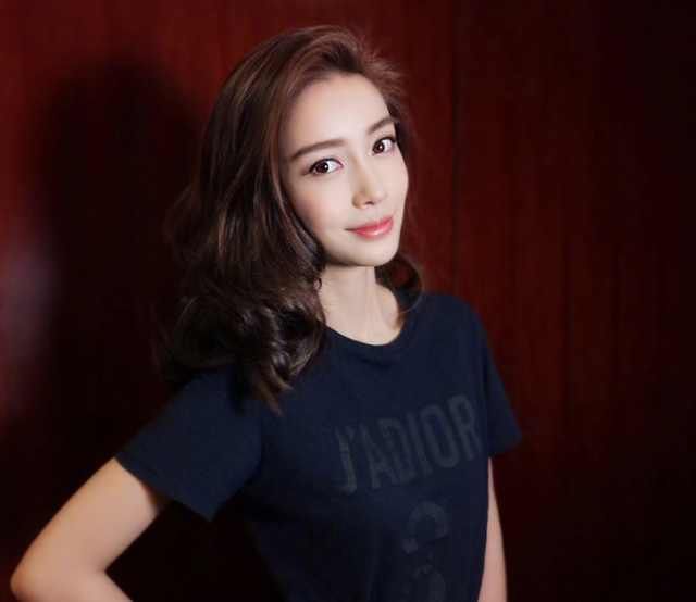 陈赫低调过生日,迪丽热巴和杨颖发的同一张照