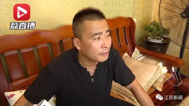 8月22日中午12点半左右
常州一家黄焖鸡米饭店内，正值午饭时间，一男一女进店就餐。没一会，店里又走进来几个男子，其中一名男子拔出刀子朝着坐着吃饭的男子连刺数刀，一边刺一边说：“这就是你玩我老婆的下场……”随后，该男子又刺了陪同受害人吃饭的女子。据隔壁商铺的老板称，“当时黄焖鸡米饭店的老板、老板娘叫杀人了，杀人了，我出来时人已经躺在地上。”