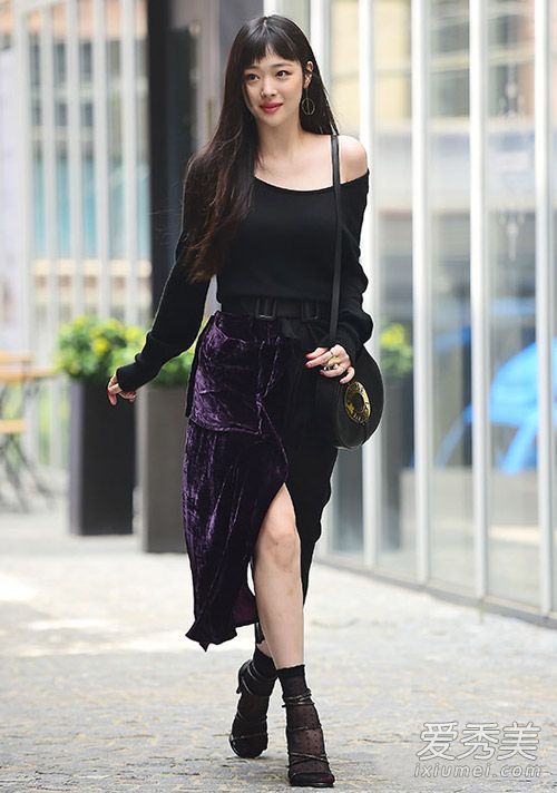 最近韩国女星似乎爱上了黑色单品，雪莉穿大圆领的黑色修身上衣，露出雪白香肩，配丝绒质感的开叉长裙，性感而隆重，很有女人味。