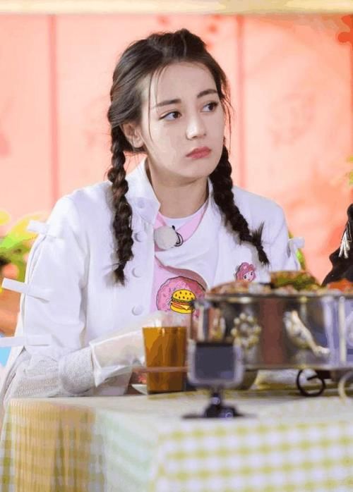 迪丽热巴小时候照片被编入语文教材, 扎小辫清