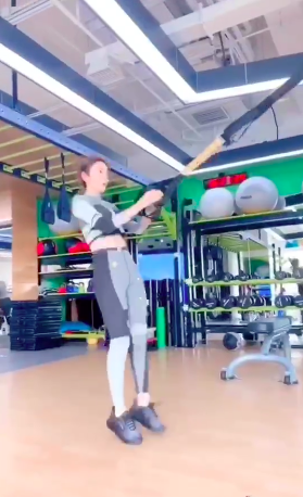 唐艺昕发健身视频疑回应怀孕传言 网友:上个劈