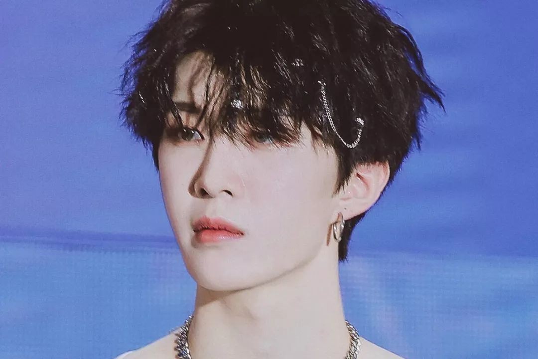 Justin范丞丞逛街被偶遇 全副武装坐蹦蹦回家 网