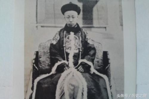 傅仪晚年再游故宫,悄悄对花瓶说了一句话,旁边