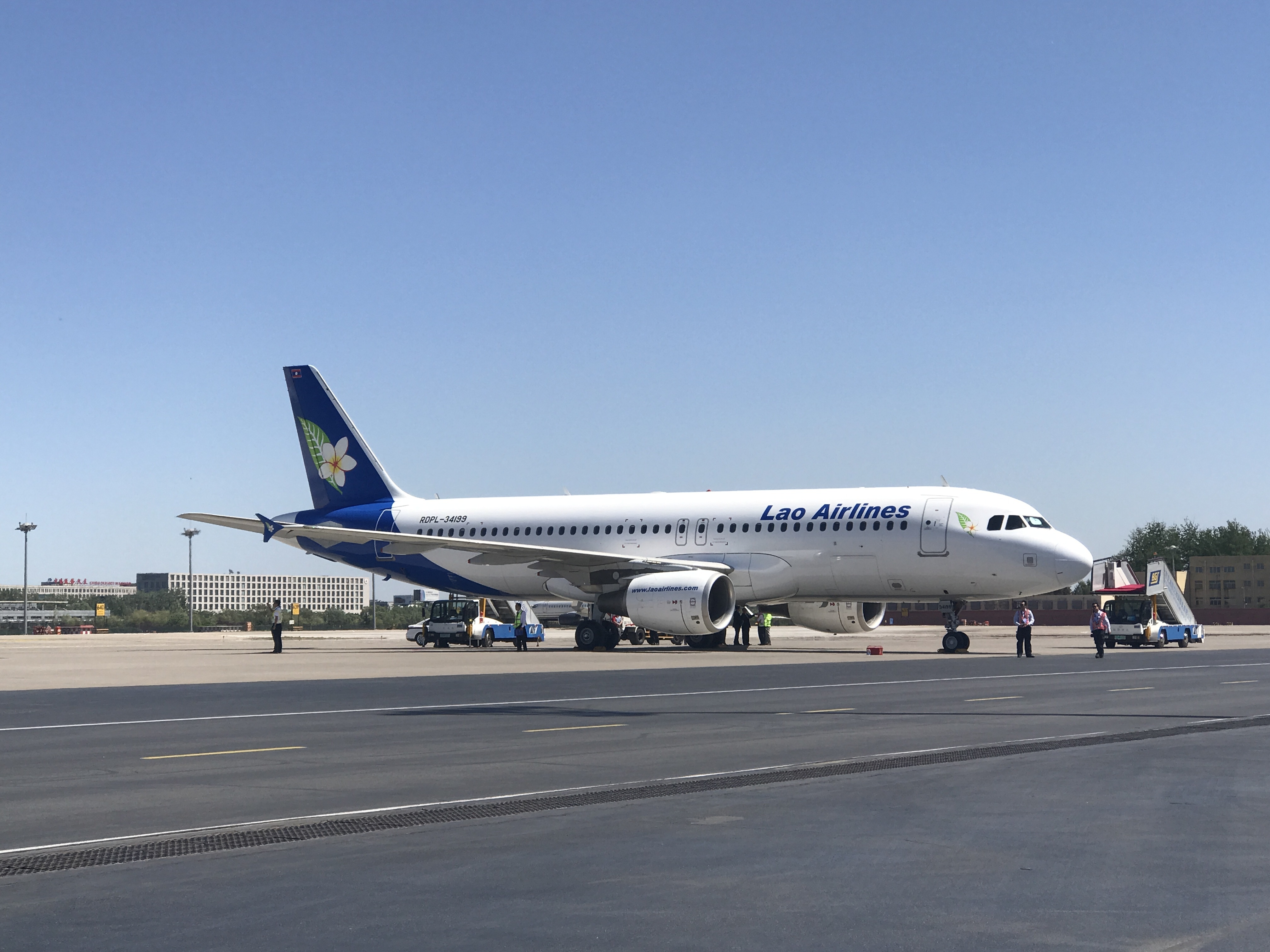 现场直击!老挝国家主席本杨乘专机抵达北京 现场直击!老挝国家主席本杨乘专机抵达北京