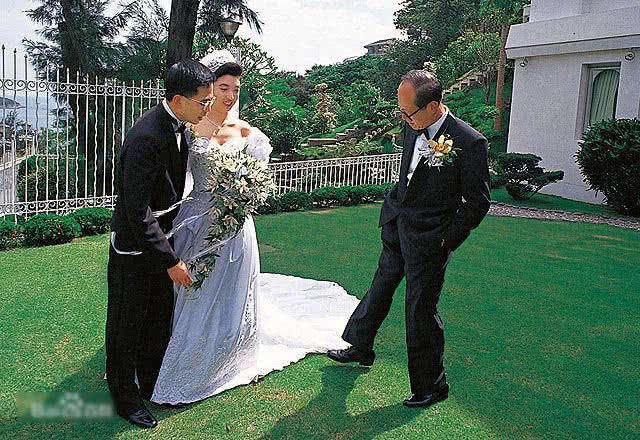 李嘉诚终于退休,长子让他放心,小儿子却继续玩