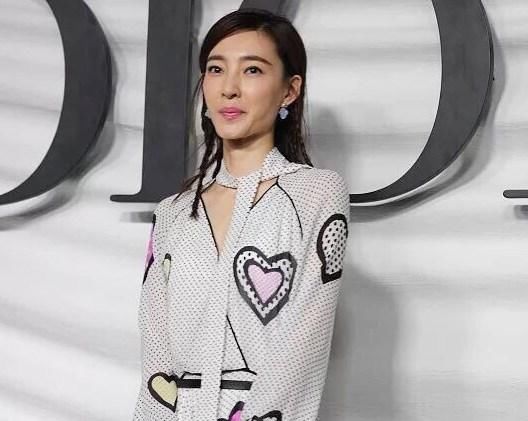 王丽坤抹胸裙现身,未修图和精修图差了不止10