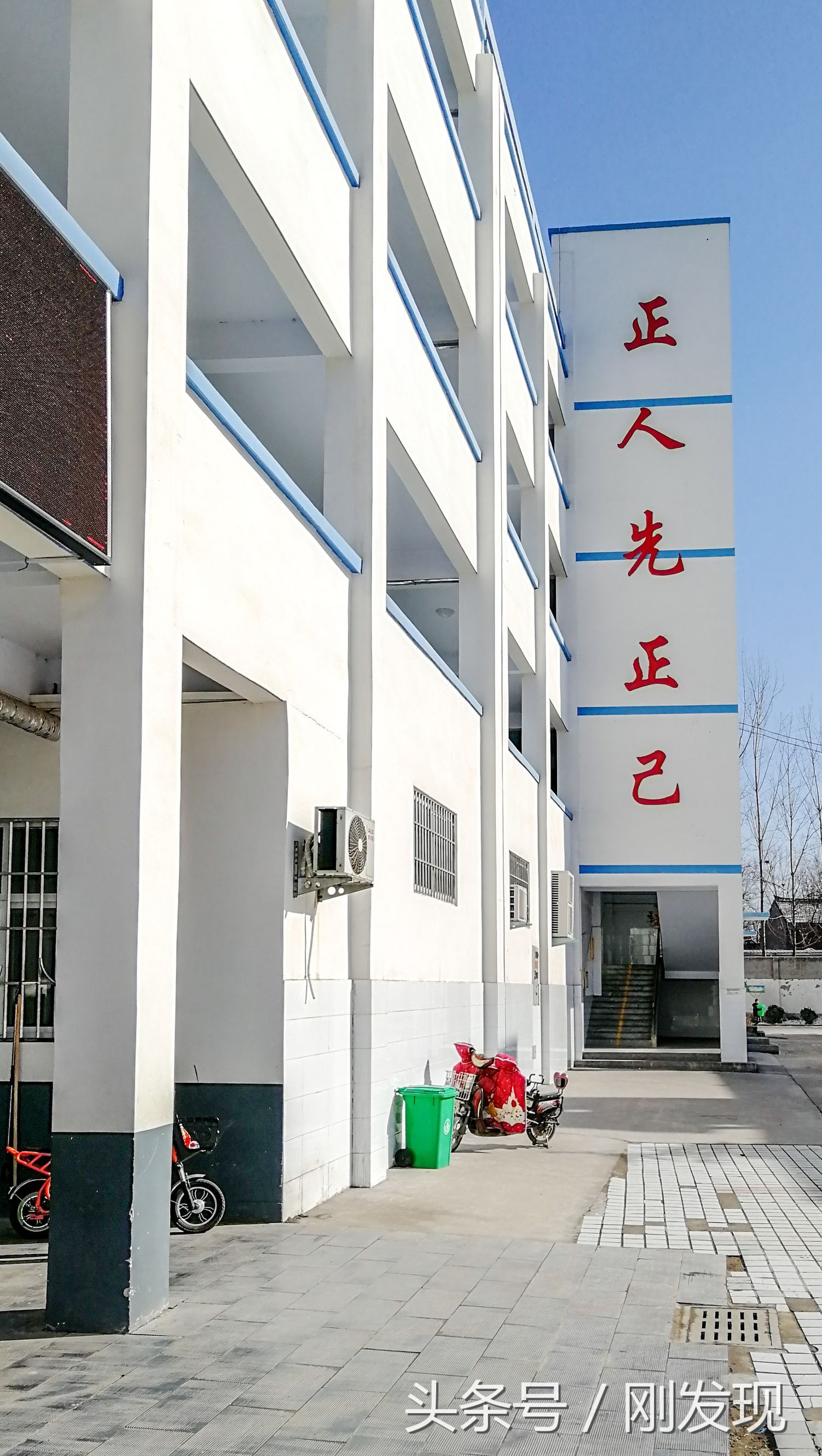 16年前,一个县城小学公办教师的月工资499元