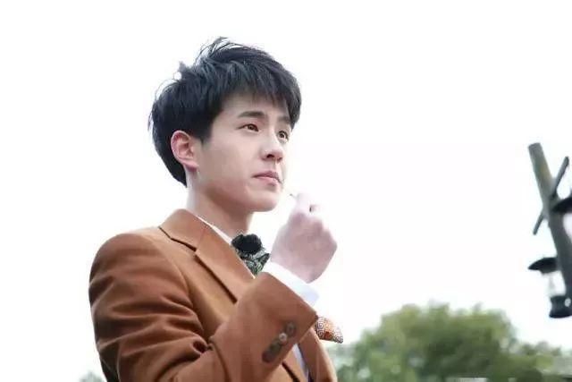 高能少年团曝海报拍摄花絮,董子健的身高真是