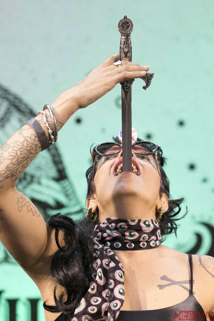 图为以色列民间艺术家在表演特技。