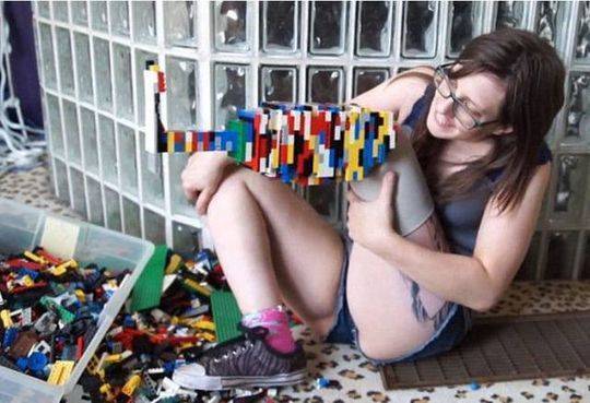 22岁残疾女孩用积木自制假肢 渴望自己能正常行走