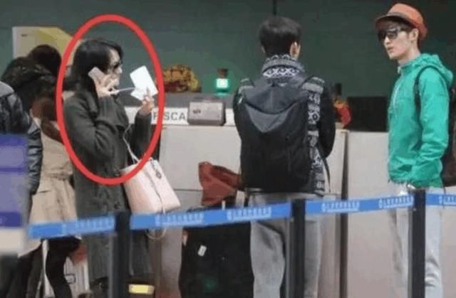 郑爽张翰机场偶遇,网友:看见小仙女你不尴尬吗