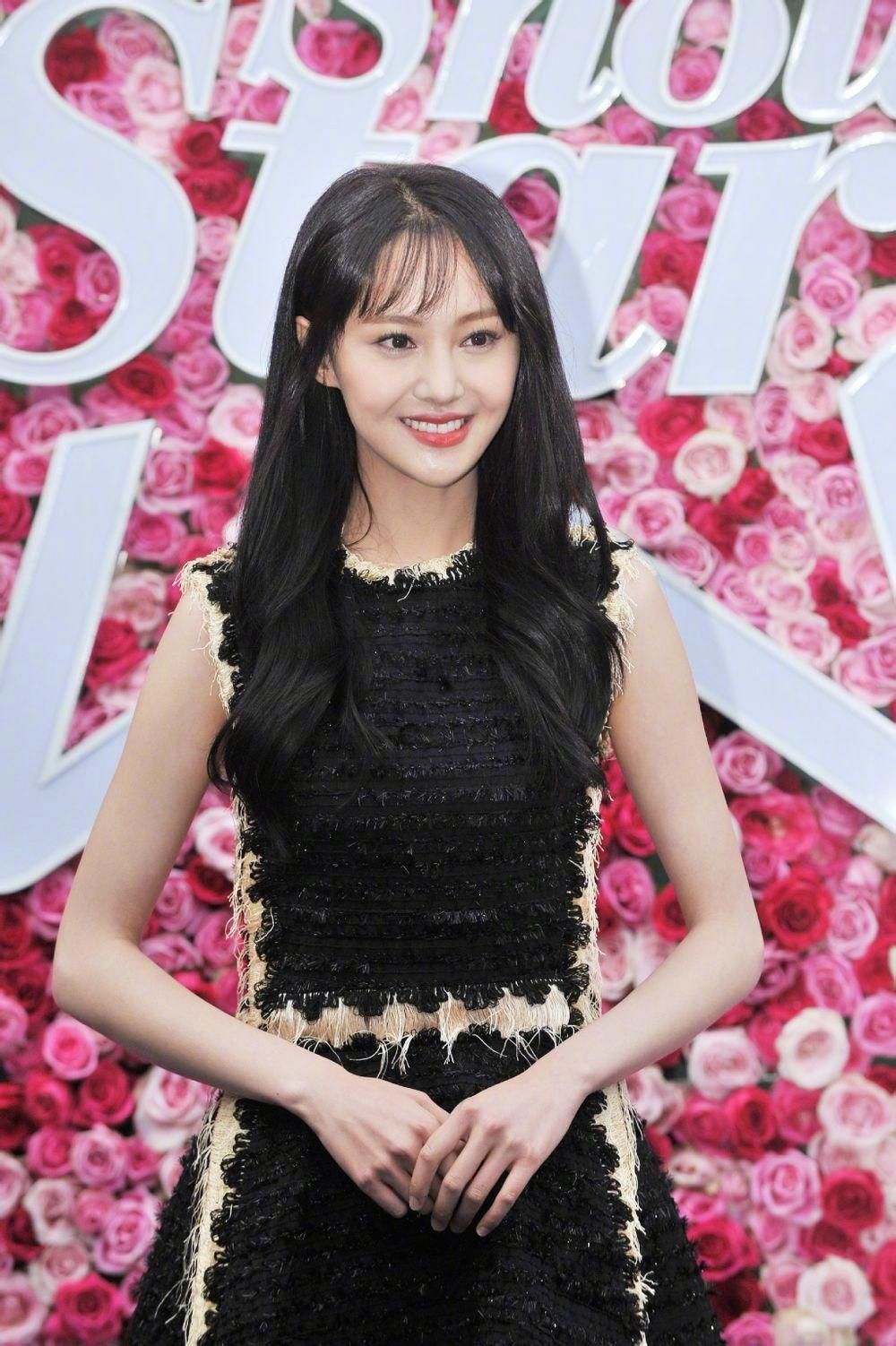 郑爽黑裙配上尖头高跟鞋优雅甜美,简直就是童