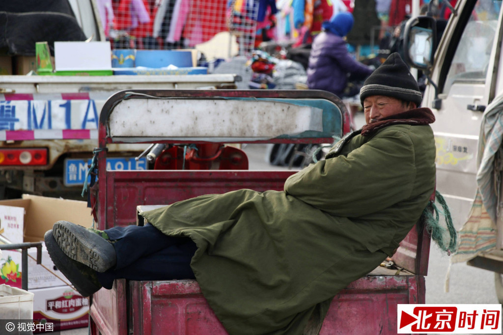 寒潮天商贩:裹军大衣站七个小时苦候顾客