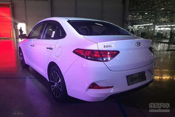 全新现代悦动前脸使用了现代最新的家族式设计元素,六边形前进气格栅