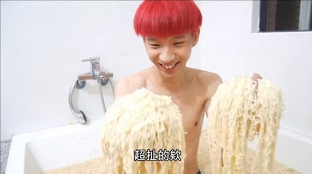 网红浴缸煮100包泡面边吃边洗澡 称一年赚近百万 网红浴缸煮100包泡面边吃边洗澡 称一年赚近百万