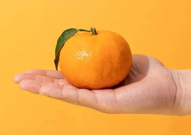 坦普尔"桔橙与"丹西"红桔杂的新品种,它保留了橘子的清爽和橙子的清甜