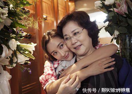 后来顾永菲接到新疆军区话剧团的邀请,他终于有机会登上舞台了,也毅然