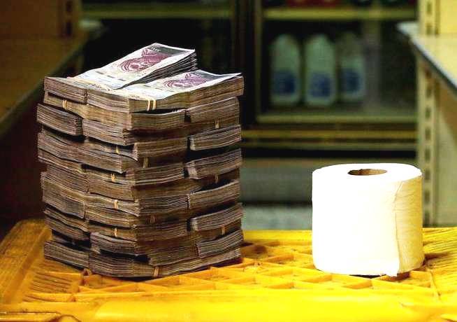 一卷卫生纸的费用为260万玻利瓦尔。在货币贬值狂潮之下，恐怕越来越多的委内瑞拉人会向印度人学习：大便完不用纸，用水洗。