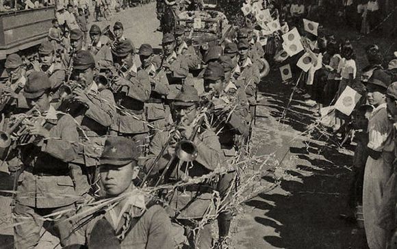 缅甸人欢迎日军是有历史原因的，缅甸各民族在英国60多年的统治下，缅甸人对英国人的反感甚至超过了印尼人对荷兰人的厌恶。缅甸民众要求民族独立的呼声很高，现在日本人把他们从英国人的统治下解放出来，缅甸人实际上是很高兴的，在缅甸首都仰光当地居民纷纷把日军来到家里做客。