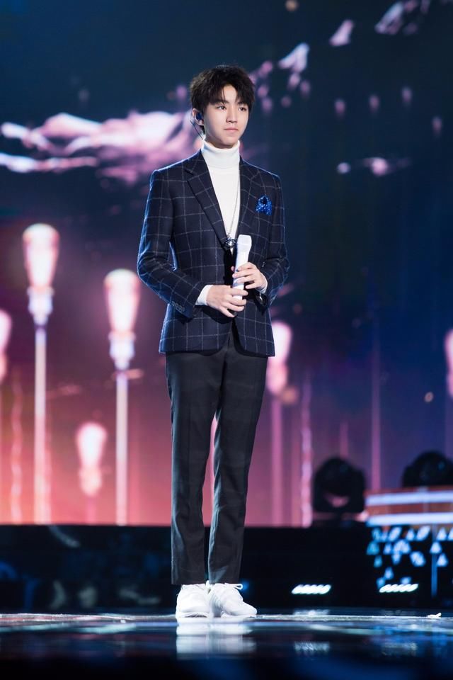 王俊凯穿雨衣挡不住高颜值,网友:鞋子亮了,内