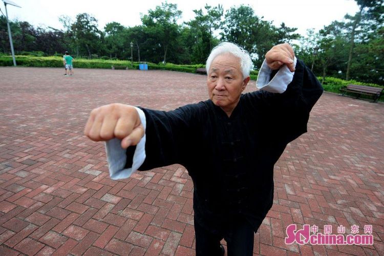 8月8日,在青岛市一处公园里,孙从宅老先生秀鸳鸯螳螂拳独家功夫.
