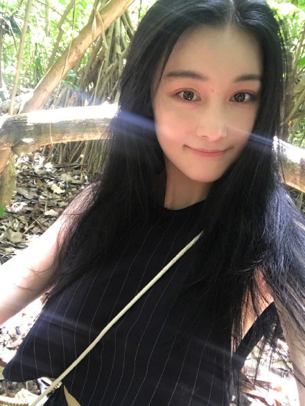 张馨予马尔代夫度假 沐浴日光秀修长美腿