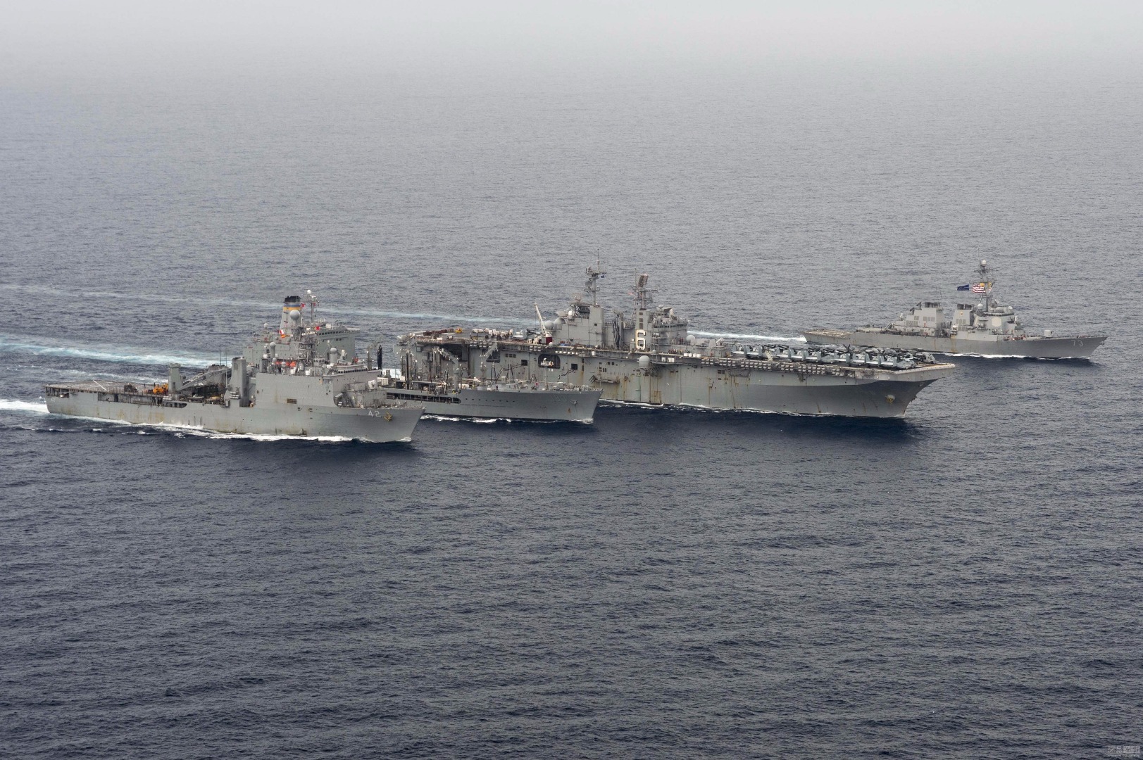 10月14日美国海军黄蜂级两栖攻击舰“好人理查德”号(LHD 6)和惠德贝岛级船坞登陆舰“日耳曼城”号（LSD 42）及两艘伯克级驱逐舰和两艘补给舰组成的舰队继续在南海训练。在训练过程中一些舰员还乘小艇在南海中游泳。