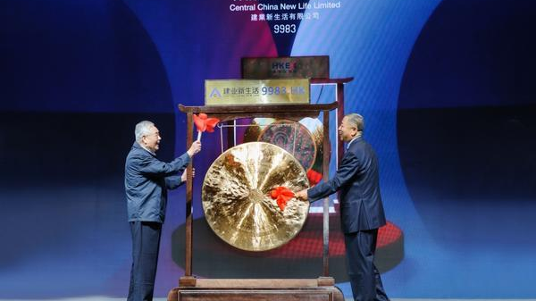 郑州两岁孩童被脱落墙体砸至骨折：建业集团卷入 幕后老板身家140亿