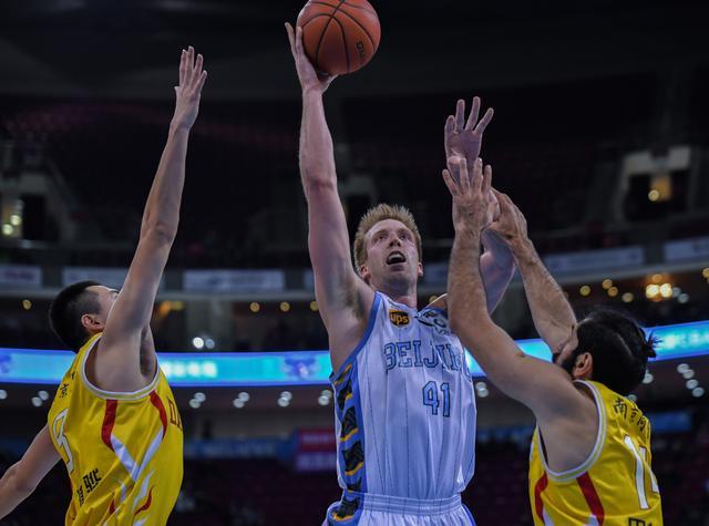 单外援作战 北京首钢男篮主场105:92战胜南京