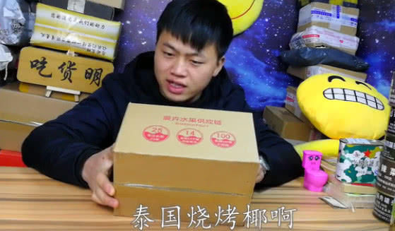 小哥试吃泰国烤椰把整个椰肉拿出来咬,看着都