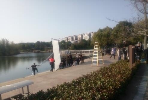 电影《刺杀小说家》片场照 张震和春夏动作亲昵