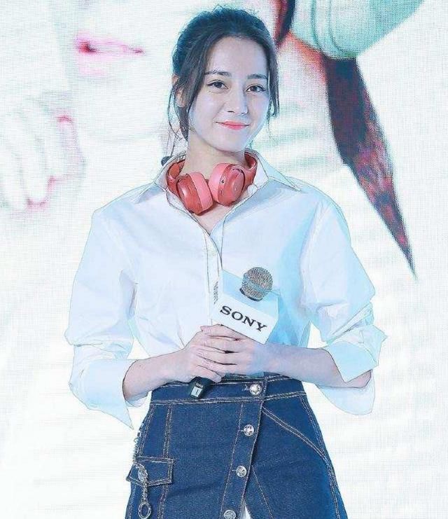 迪丽热巴穿白衬衫搭配裙仔,美成仙,网友:鹿晗看