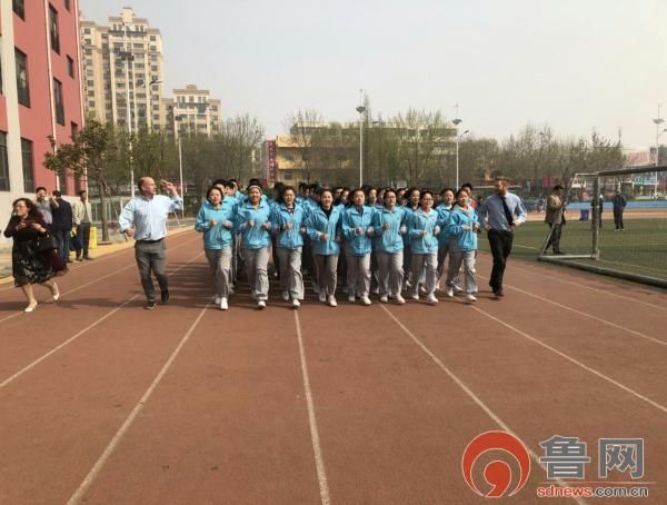 枣庄十五中学生与英美校长成师生