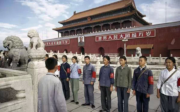 1966年8月文革开始以后，经中央决定，天安门城楼上的毛主席画像天天悬挂，每年国庆节前要更换一幅新的。从1949年至今65年里，天安门城楼上的毛主席画像的版本经历过“多次更迭”。现在这幅画像依据毛主席第四张标准像绘制。