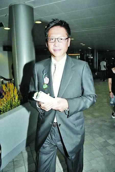 他是香港四大家族的贵公子,只爱美人,现在靠领家族生活费度日!