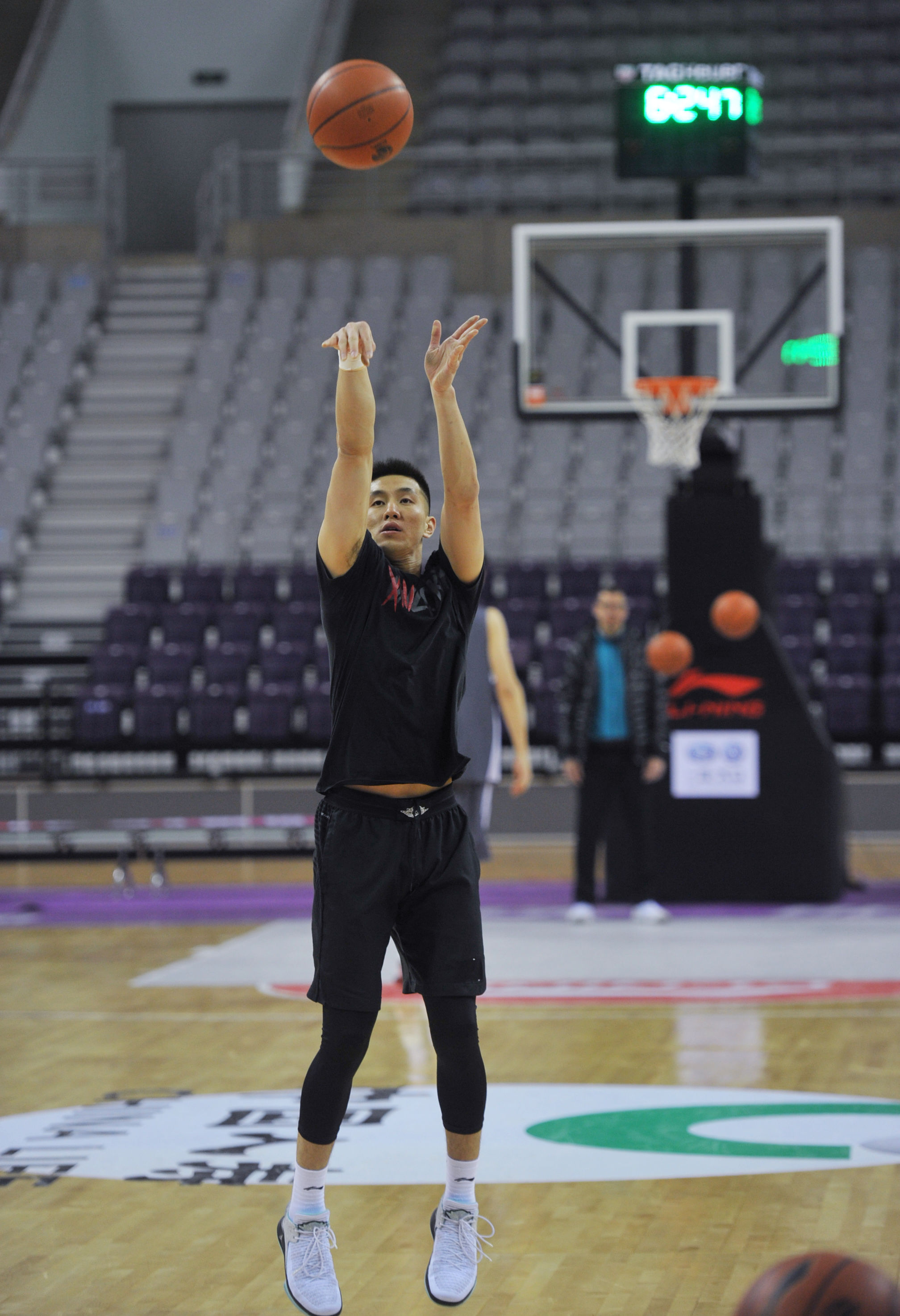 郭艾伦练习投篮.