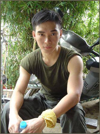 侣萧当时清秀帅气,很有明星相,回国后的侣萧对父亲说要找工作,却偷偷