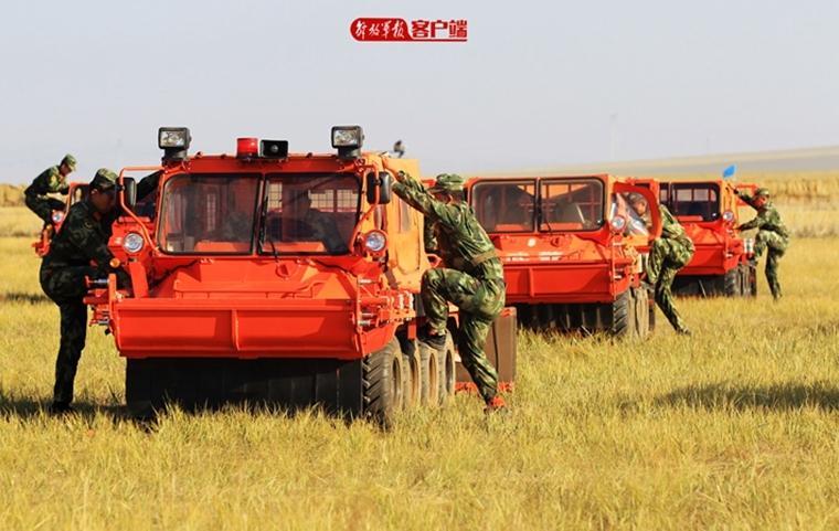 新型草原灭火战车同时能够搭载6名扑火队员进行连续10个小时的远程机动。