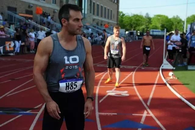 华尔街精英们脱掉衣服,四百米跑47秒,相当于国