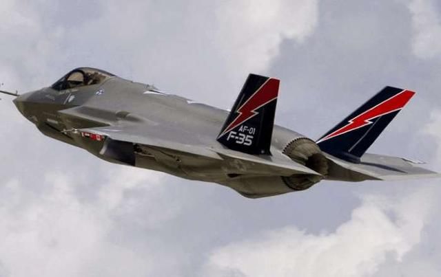 中国歼20战机性能如何,战斗力不输F35A,军迷